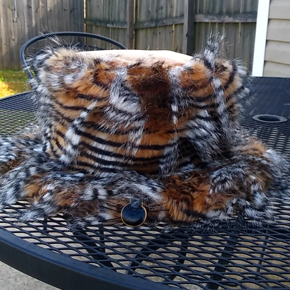 Big fur hat‎